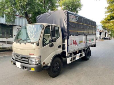 xe-tai-hino-dutro-thung-mui-bat-1